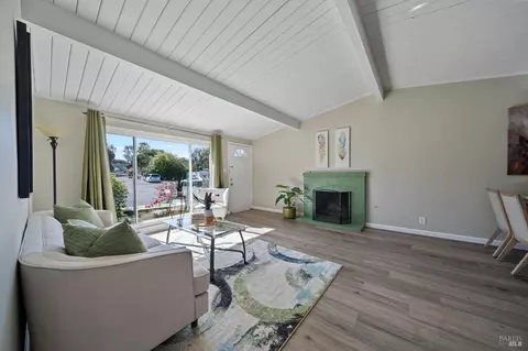 Living - 129 Ridgewood Ct, Vallejo, CA 94591 photo 3 of 6