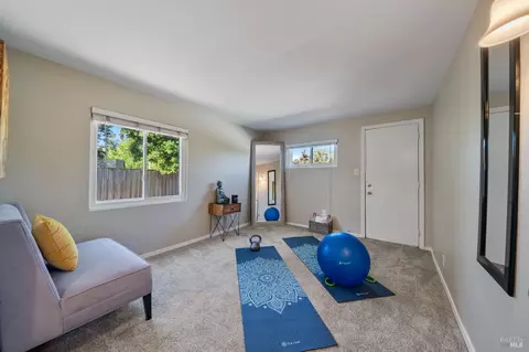 Living - 129 Ridgewood Ct, Vallejo, CA 94591 photo 6 of 6