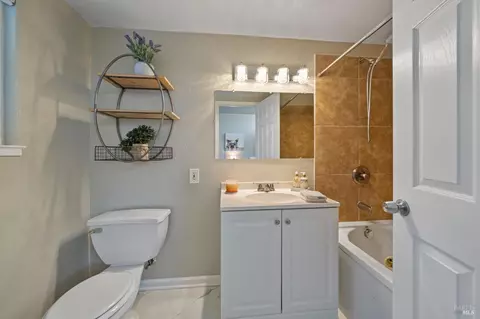 Bath - 129 Ridgewood Ct, Vallejo, CA 94591 photo 2 of 2