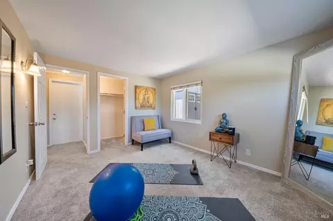 Living - 129 Ridgewood Ct, Vallejo, CA 94591 photo 5 of 6