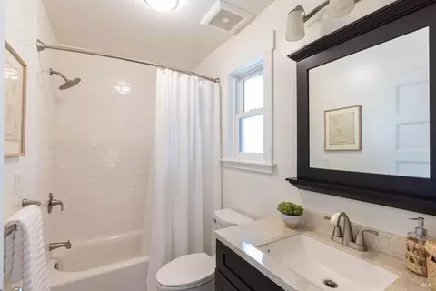 Bath - 340 Walnut St, Petaluma, CA 94952 photo 4 of 4