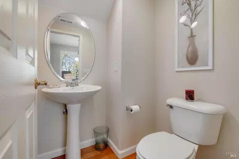 Bath - 1100 Mitchell Ln, Windsor, CA 95492 photo 1 of 4