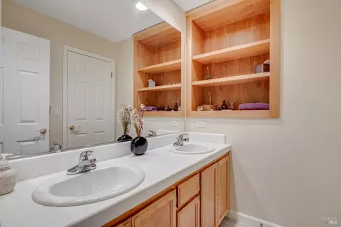 Bath - 1100 Mitchell Ln, Windsor, CA 95492 photo 2 of 4