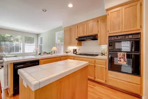 Kitchen - 1100 Mitchell Ln, Windsor, CA 95492 photo 4 of 6