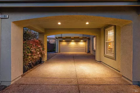 Exterior - 1100 Mitchell Ln, Windsor, CA 95492 photo 5 of 10