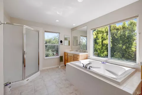 Bath - 1100 Mitchell Ln, Windsor, CA 95492 photo 3 of 4