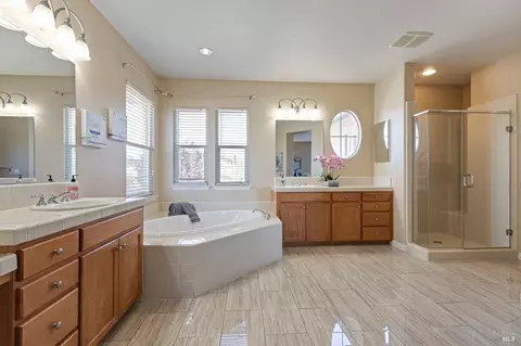 Bath - 520 Townsend Dr, Benicia, CA 94510 photo 6 of 8