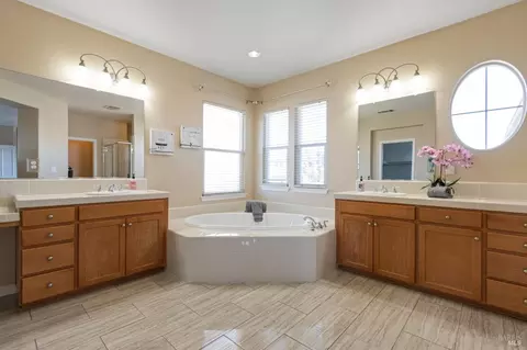 Bath - 520 Townsend Dr, Benicia, CA 94510 photo 3 of 8