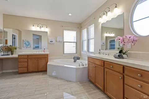 Bath - 520 Townsend Dr, Benicia, CA 94510 photo 5 of 8