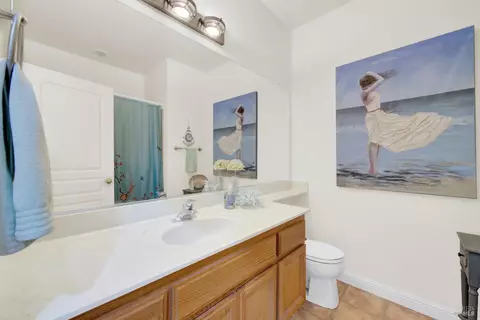 Bath - 136 Currant Ln, Vacaville, CA 95687 photo 5 of 6