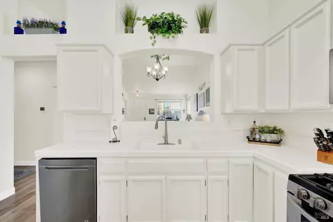 Kitchen - 136 Currant Ln, Vacaville, CA 95687 photo 6 of 9