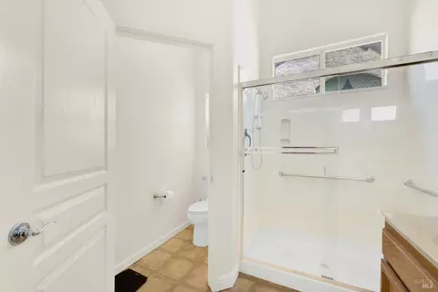 Bath - 136 Currant Ln, Vacaville, CA 95687 photo 3 of 6