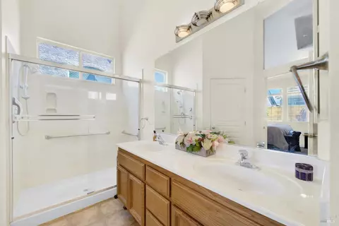 Bath - 136 Currant Ln, Vacaville, CA 95687 photo 4 of 6