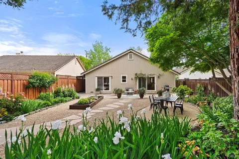 Exterior - 542 Cockspur Ct, Windsor, CA 95492 photo 11 of 15