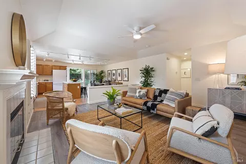 Living - 542 Cockspur Ct, Windsor, CA 95492 photo 4 of 5