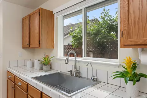 Kitchen - 542 Cockspur Ct, Windsor, CA 95492 photo 5 of 5