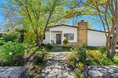 1123 Oak Ave, Saint Helena, CA 94574