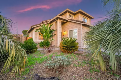 Exterior - 8488 Shadetree Dr, Windsor, CA 95492 photo 2 of 6
