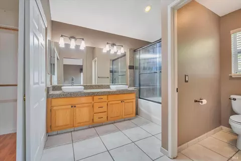 Bath - 8488 Shadetree Dr, Windsor, CA 95492 photo 2 of 4