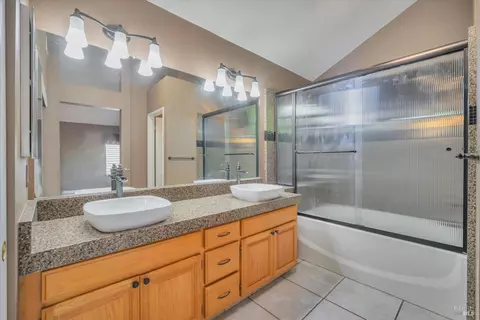 Bath - 8488 Shadetree Dr, Windsor, CA 95492 photo 3 of 4
