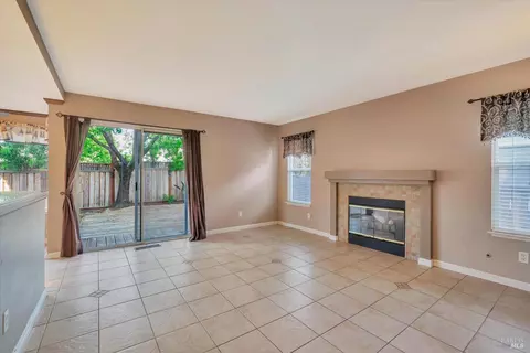 Living - 8488 Shadetree Dr, Windsor, CA 95492 photo 4 of 7