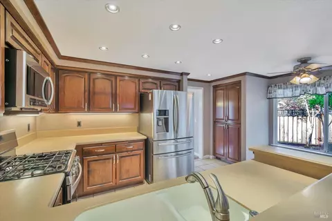 Kitchen - 8488 Shadetree Dr, Windsor, CA 95492 photo 3 of 4