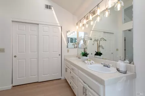 Bath - 536 Smoketree St, Windsor, CA 95492 photo 4 of 5