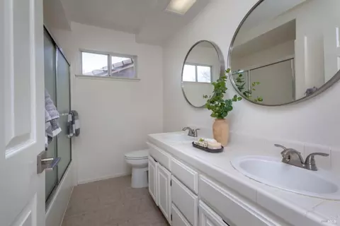 Bath - 536 Smoketree St, Windsor, CA 95492 photo 5 of 5