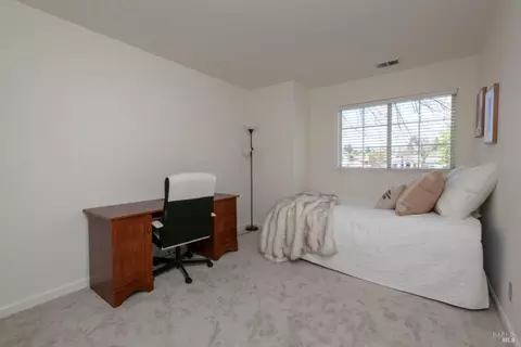 Bedroom - 536 Smoketree St, Windsor, CA 95492 photo 5 of 6