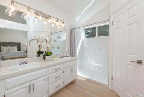 Bath - 536 Smoketree St, Windsor, CA 95492 photo 2 of 5
