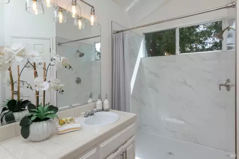 Bath - 536 Smoketree St, Windsor, CA 95492 photo 3 of 5