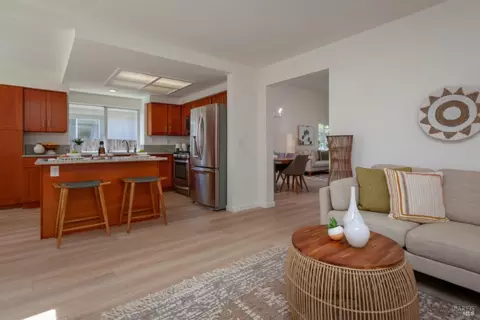 Living - 536 Smoketree St, Windsor, CA 95492 photo 2 of 4