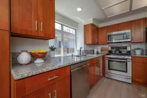 Kitchen - 536 Smoketree St, Windsor, CA 95492 photo 3 of 5