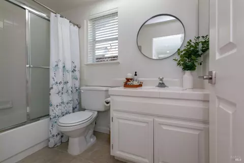 Bath - 536 Smoketree St, Windsor, CA 95492 photo 1 of 5