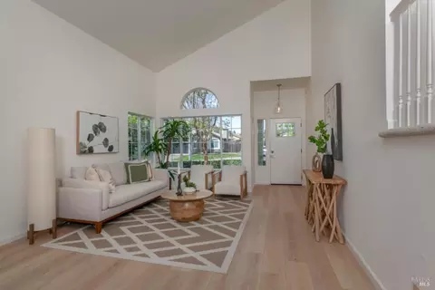 Living - 536 Smoketree St, Windsor, CA 95492 photo 1 of 4