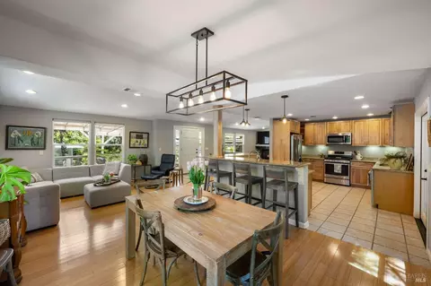 21 Los Robles Ct, Saint Helena, CA 94574