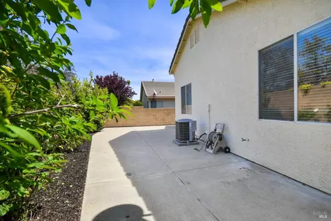 Exterior - 326 Bartlett Ln, Vacaville, CA 95687 photo 7 of 10