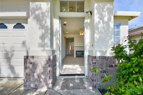 Exterior - 326 Bartlett Ln, Vacaville, CA 95687 photo 5 of 10