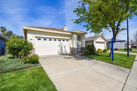 Exterior - 326 Bartlett Ln, Vacaville, CA 95687 photo 3 of 10