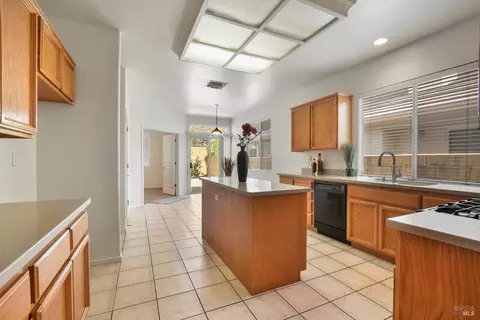Kitchen - 326 Bartlett Ln, Vacaville, CA 95687 photo 3 of 6