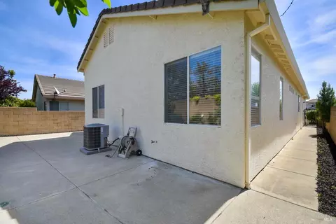 Exterior - 326 Bartlett Ln, Vacaville, CA 95687 photo 8 of 10