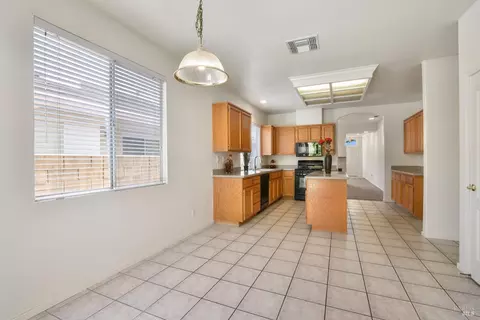 Kitchen - 326 Bartlett Ln, Vacaville, CA 95687 photo 5 of 6