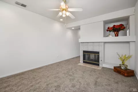 Living - 326 Bartlett Ln, Vacaville, CA 95687 photo 2 of 3