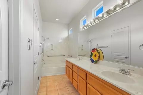 Bath - 326 Bartlett Ln, Vacaville, CA 95687 photo 2 of 3