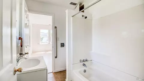 Bath - 501 Taylor St, Fairfield, CA 94533 photo 2 of 6