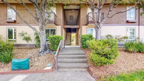 76 Surrey Ln, San Rafael, CA 94903