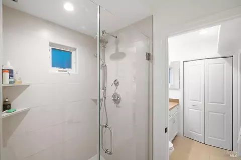 Bath - 21 Crescent Ave, Sausalito, CA 94965 photo 3 of 4
