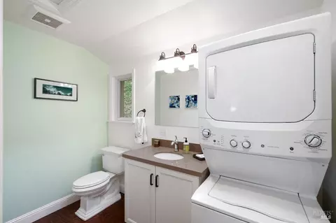 Bath - 21 Crescent Ave, Sausalito, CA 94965 photo 1 of 4