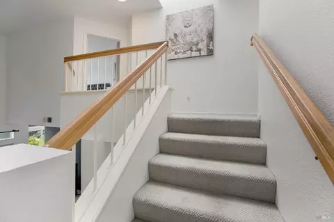 Entry Way - 94 Del Sur St, Vallejo, CA 94591 photo 3 of 4