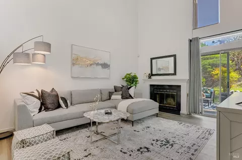 Living - 94 Del Sur St, Vallejo, CA 94591 photo 4 of 5